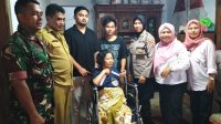 Keluarga Brian Bersama Forkopimka Pakong Saat Serahkan Bansos