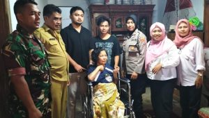 Keluarga Brian Bersama Forkopimka Pakong Saat Serahkan Bansos