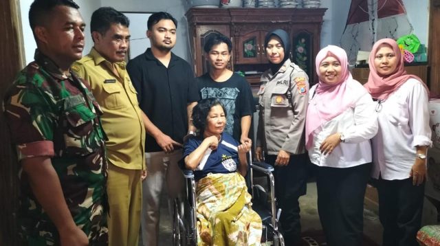 Keluarga Brian Bersama Forkopimka Pakong Saat Serahkan Bansos