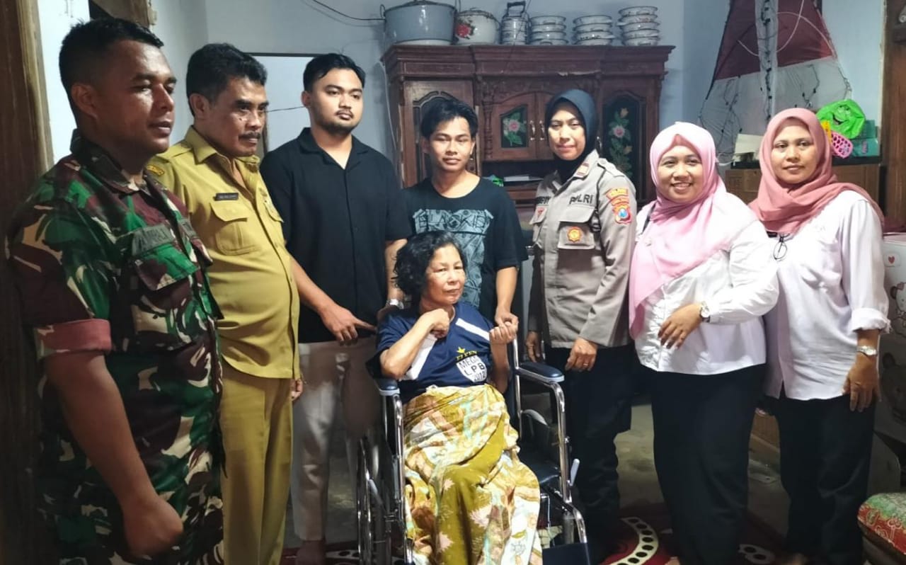 Keluarga Brian Bersama Forkopimka Pakong Saat Serahkan Bansos